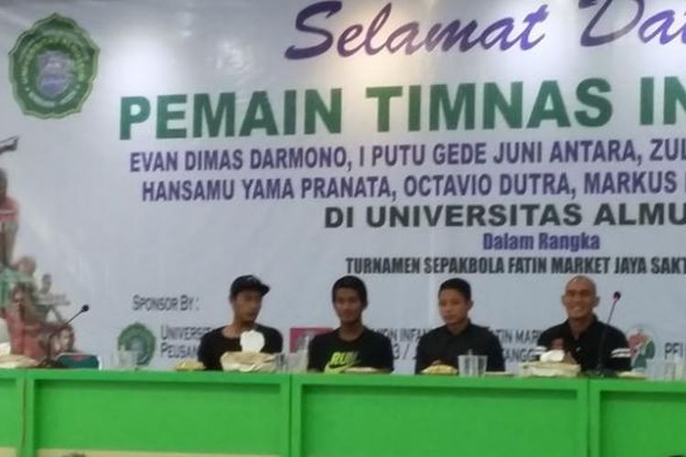 Pemain Timnas Indonesia, Markus Horison, dan kawan-kawan, di jamu oleh tuan rumah Universitas Almuslim Bireuen, Selasa (5/1), di Auditorium Ampon Chiek Peusangan. DESI