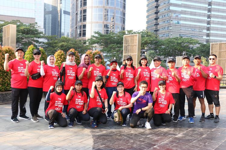 Indonesia Olympians Association (IOA) menggelar halal bihalal sekaligus fun walk saat car free day Jalan Sudirman, Jakarta. 