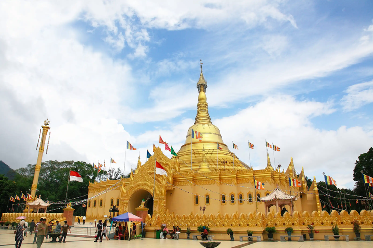 Taman Alam Lumbuni di Berastagi, Kabupaten Karo, Sumatera Utara yang terinspirasi dari Pagoda Shwedagon di Myanmar