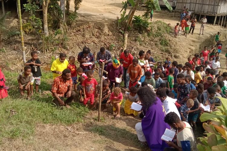 Perayaan jalan salib hidup yang dilaksanakan oleh Pastor Heribertus Lobya, OSA bersama umat katolik di Gereja Katolik Stasi Santa Monika, Kampung Favenembu, Distrik Yaffi, Kabupaten Keerom, Papua.