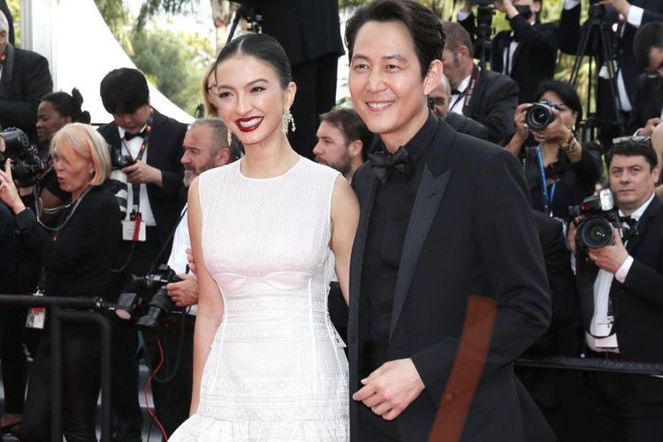 Raline Shah berfoto dengan Lee Jung Jae di Red Carpet Festival Film Cannes 2022