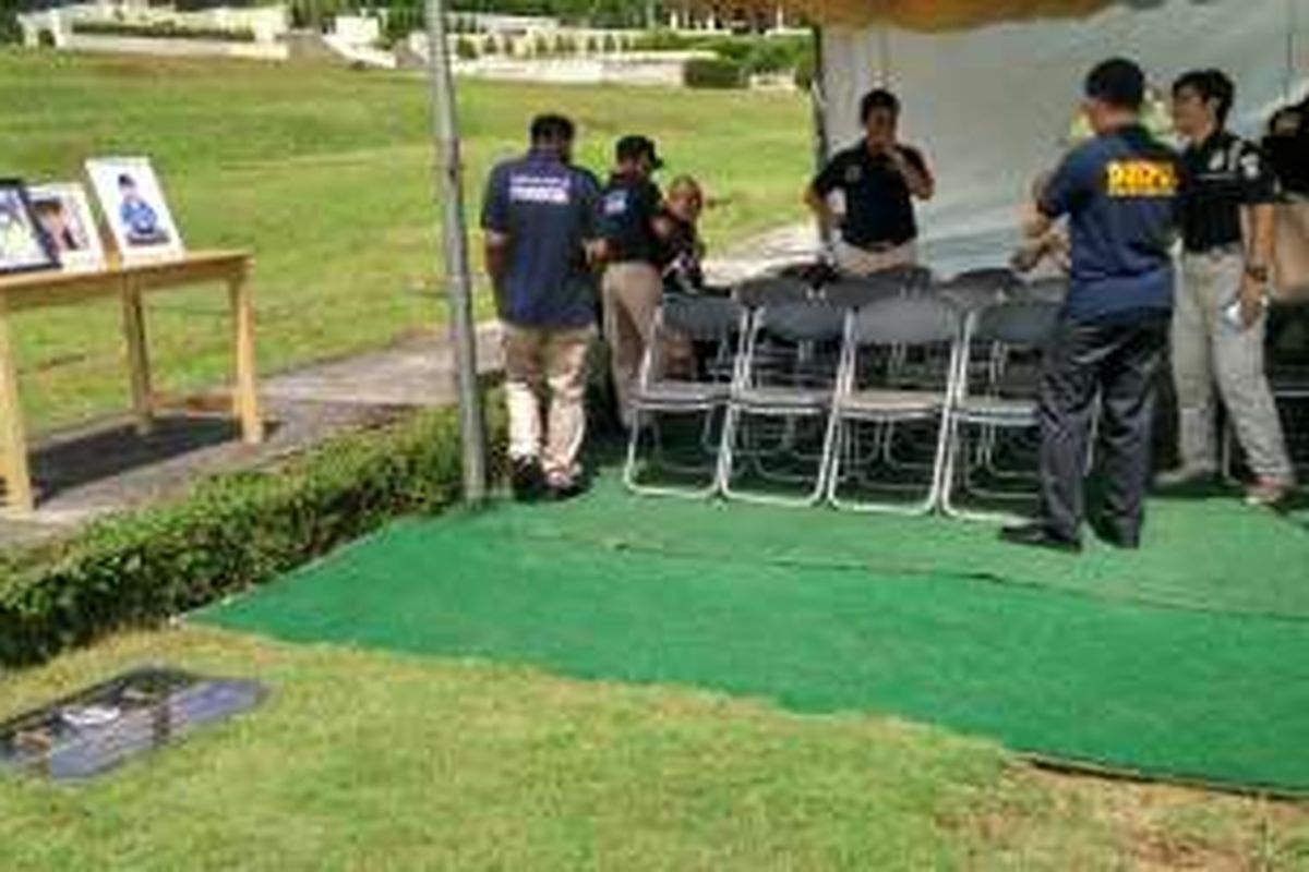 Persiapan pembongkaran makam Gabriella Sheril (8) mulai dilakukan di San Diego Hills, Karawang, Kamis (14/4/2016).