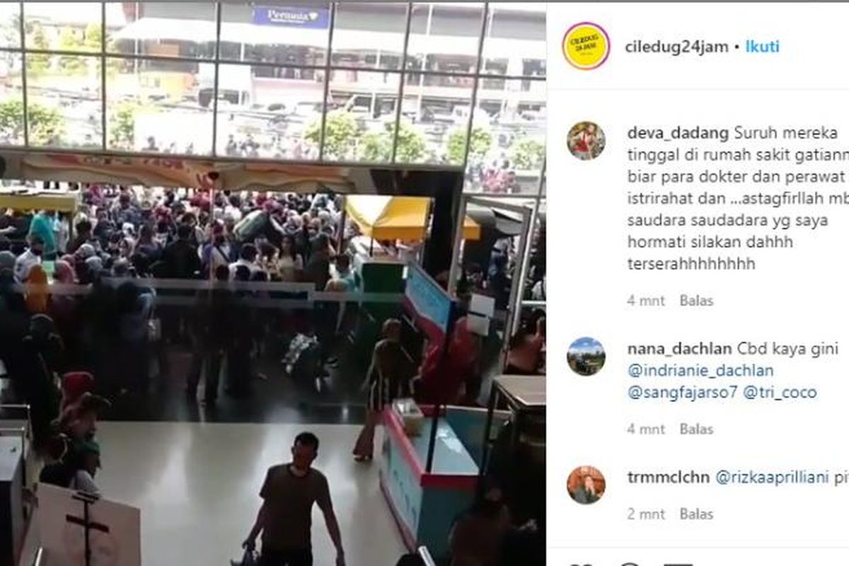 Kerumunan warga di Mall CBD Ciledug Kota Tangerang, Minggu (17/5/2020)