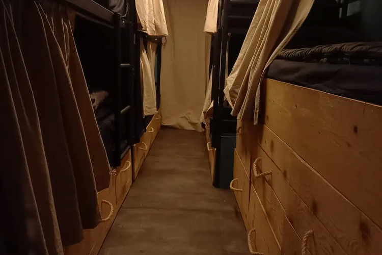 Areal tempat tidur di dalam La Karavana 