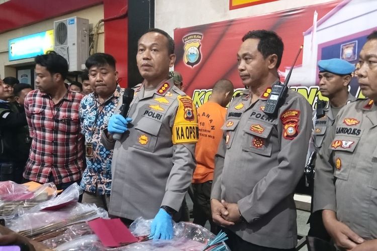 Kapolrestabes Makassar, Kombes Pol Mokhamad Ngajib saat melakukan ekspose pengungkapan gudang pembuatan senjata tajam jenis anak panah busur di Mapolrestabes Makassar, Jumat (28/4/2023)