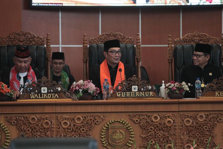 Wali Kota Depok, Mohammad Idris (kiri), Gubernur Jawa Barat, Ridwan Kamil (tengah), dan Ketua DPRD Kota Depok, Tengku Muhammad Yusufsyah Putra saat menghadiri Rapat Paripurna DPRD Kota Depok, Kamis (27/4/2023). Rapat paripurna ini dalam rangka memperingati HUT Ke-24 Kota Depok.