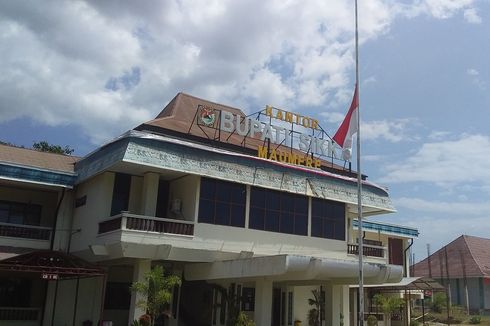 Menghormati BJ Habibie, Bendera di Seluruh Instansi di Sikka Dikibarkan Setengah Tiang