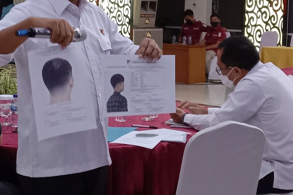 Direskrimum Polda Jabar Kombes Yani Sudarto tengah memperlihatkan sketsa wajah terduga pelaku di Mapolda Jabar, Rabu (29/12/2021).
