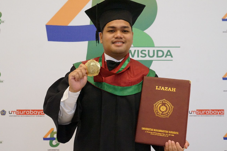 Ibnu Fari Nugroho lulus dari jurusan PG PAUD Universitas Muhammadiyah Surabaya dengan IPK 4.00 dan diangkat jadi kepala sekolah PAUD di Kalimantan Tengah.
