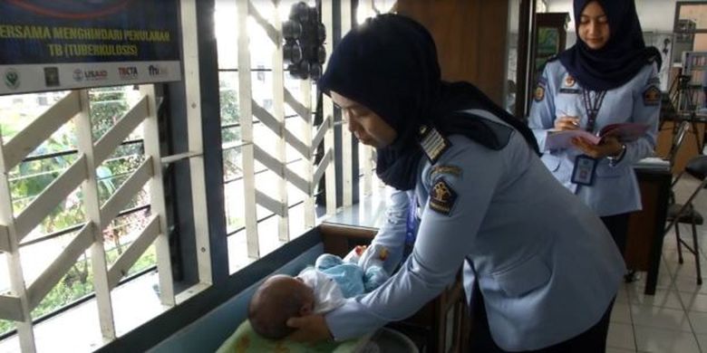 Ketika si bayi sudah lahir, dilakukan pemeriksaan kesehatan ibu dan anak setiap bulannya. 