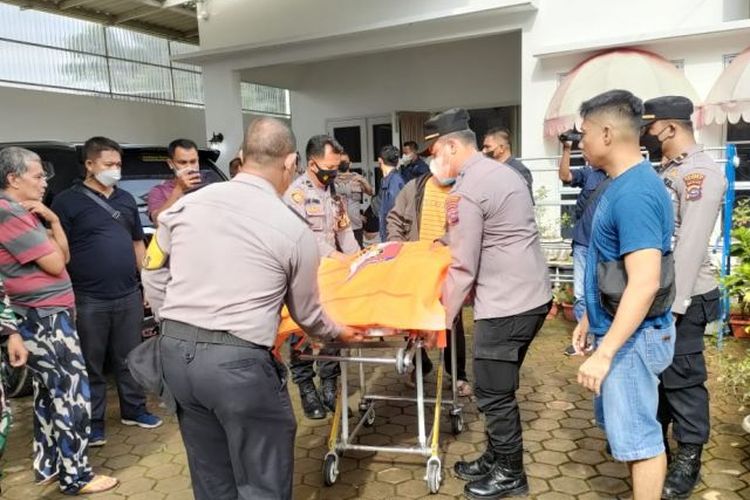 Polisi memeriksa rumah korban perampokan dan pembunuhan di Padang, Sumatera Barat, Minggu (24/10/2021).