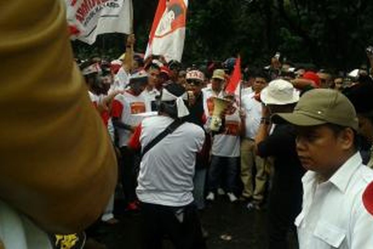 Pendukung Prabowo Subianto-Hatta Rajasa melakukan unjuk rasa di depan gedung Mahkamah Konstitusi, Jakarta Pusat, Senin (11/8/2014).