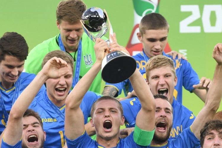 Para pemain timnas Ukraina mengangkat trofi Piala Dunia U20 usai mengalahkan Korea Selatan pada laga final di Lodz, Polandia, pada 15 Juni 2019. Terkini, trofi Piala Dunia U20 akan menjalani tur dari Jakarta hingga Papua untuk menyambut Piala Dunia U20 2023 Indonesia.