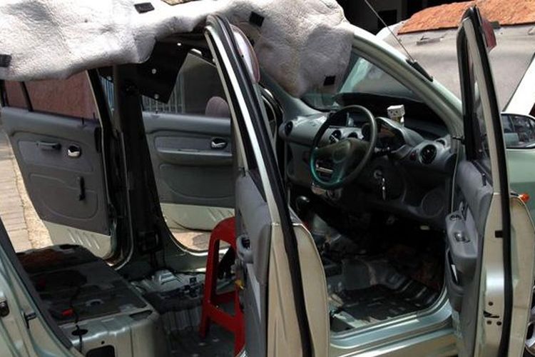 Mobil bekas banjir bisa disamarkan dengan cat interior.