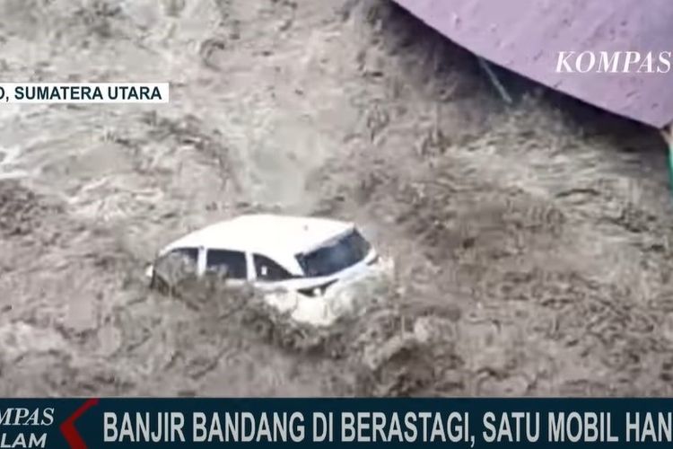 Mobil Toyota Avanza terseret banjir bandang di Sungai Sembahe, Kecamatan Sibolangit, Kabupaten Deli Serdang, Sumatera Utara, Minggu (30/4/2023).
