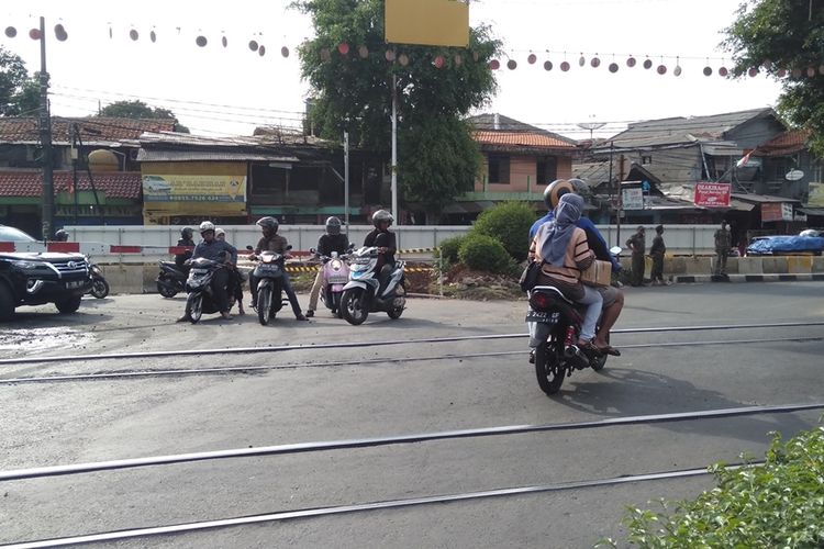 Jalan putaran depan kampus IISIP Lenteng Agung, Jakarta Selatan, Jumat (15/11/2019)