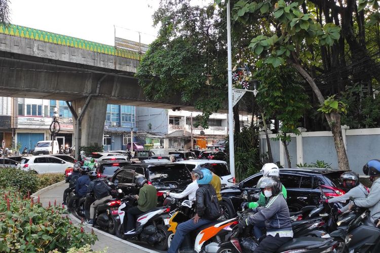 Kemacetan parah terjadi di kawasan Simpang Santa, Jakarta Selatan, Senin (17/4/2023). 