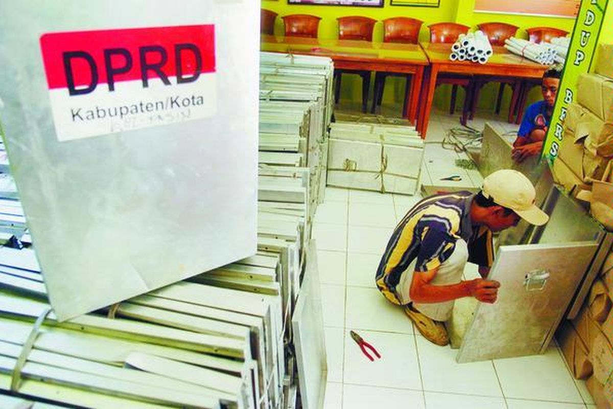 Pekerja merakit kotak suara di kantor Panitia Pemilihan Kecamatan (PPK) Klojen, Kota Malang, Jawa Timur, Selasa (8/7). Sebanyak 2.144 kotak suara dipersiapkan KPU Kota Malang untuk pelaksanaan pemilihan gubernur Jatim dan Pilkada Kota Malang yang dilaksanakan bersamaan tanggal 23 Juli.  