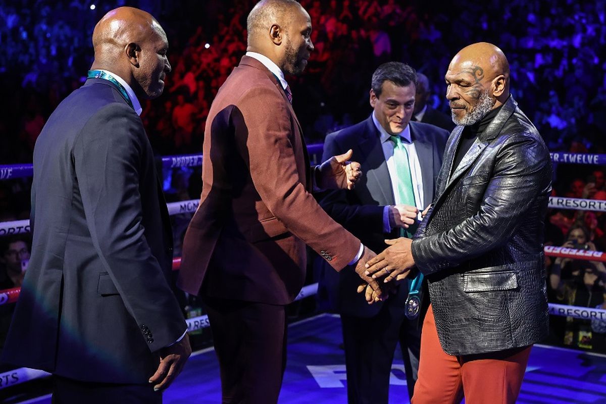 Mantan juara kelas berat Evander Holyfield, Lennox Lewis, dan Mike Tyson mendapat penghormatan sebelum pertarungan kelas berat antara Tyson Fury dan Deontay Wilder pada 22 Februari 2020 di MGM Grand Garden Arena di Las Vegas, Nevada.