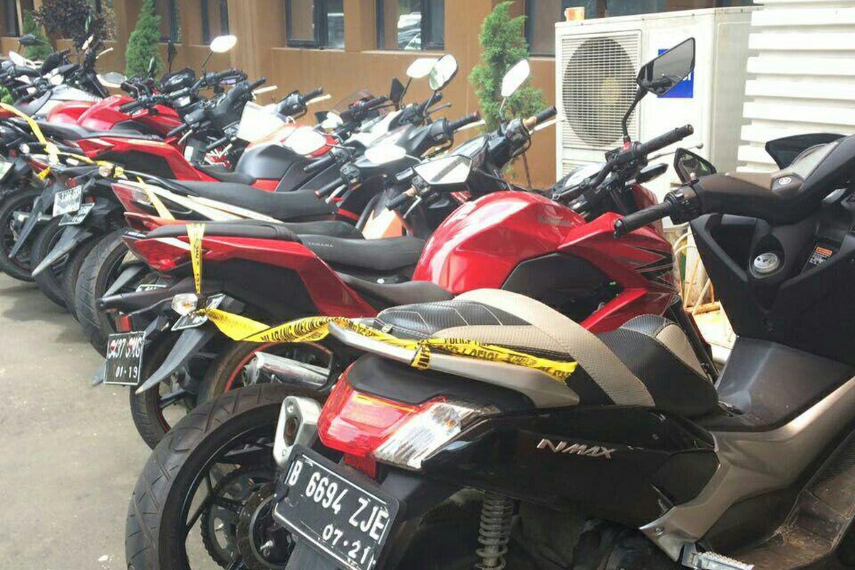 Sejumlah motor yang disita dari para tersangka Pandawa Mandiri Group terparkir di halaman Direktroat Reserse Kriminal Umum Mapolda Metro Jaya.