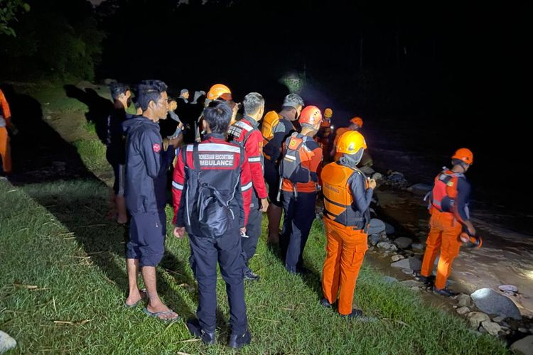 Tim gabungan Kantor Pencarian dan Pertolongan Provinsi Gorontalo , TNI, Polri, IEA dan masyarakat saat melakukan pencarian tadi malam. Hari ini pencarian dilanjutkan dengan area yang lebih luas.