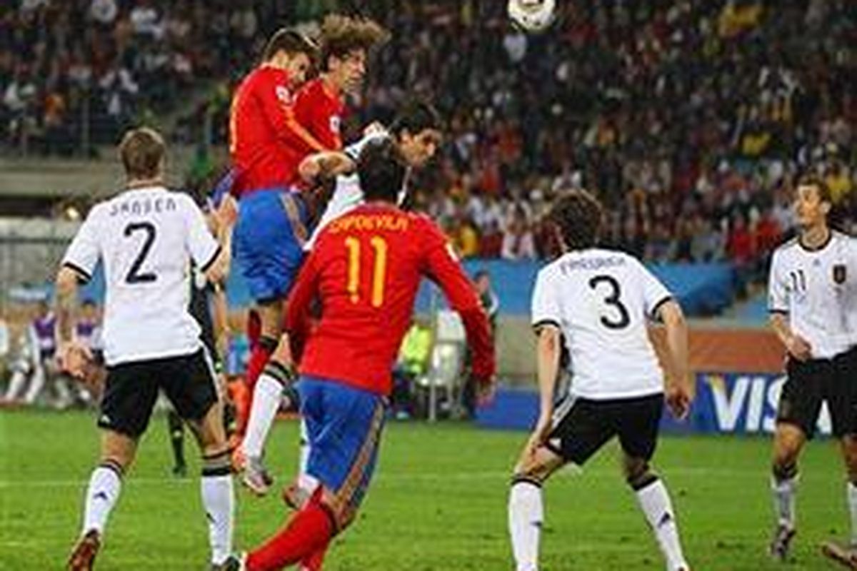 Bek Spanyol, Carles Puyol, menanduk bola masuk ke gawang Jerman, pada laga semifinal Piala Dunia 2010 Afrika Selatan, Rabu (7/7/2010).