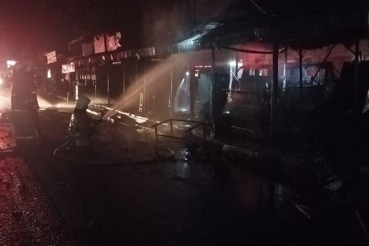 Petugas pemadam sedang memadamkan sejumlah bangunan kios yang terbakar di Jalan Lapangan Tembak, Cibubur, Jakarta Timur, Selasa (4/6/2024).