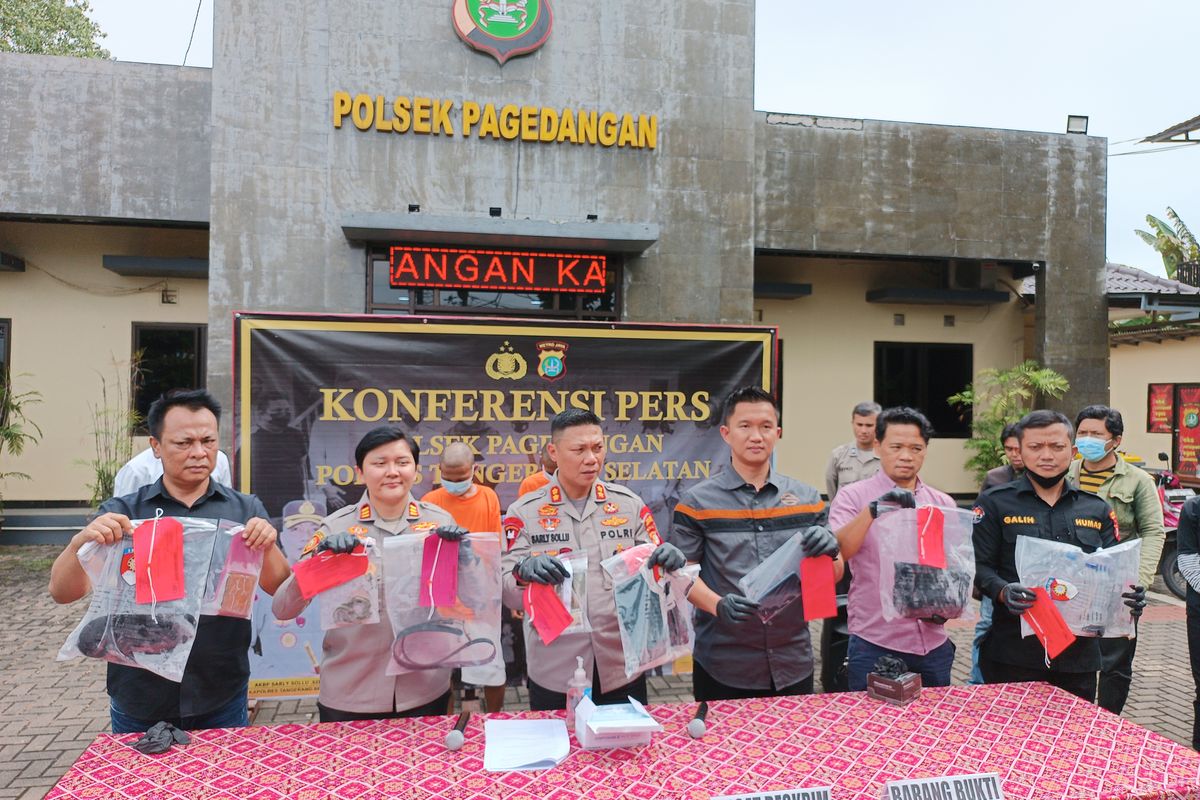 Konferensi pers pengungkapan kasus pembunuhan terhadap remaja inisial FM (15) yang ditemukan di trotoar Jalan Bumi Botanika, Pagedangan. Rilis itu berlangsung di Mapolsek Pagedangan pada Selasa (3/1/2023). 