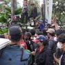 Tagih Janji Anies Cabut Pergub Penggusuran, Massa Paksa Masuk Balkot DKI