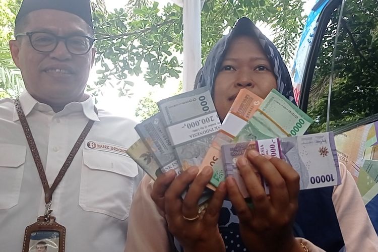Warga antusias menukarkan uang baru di mobil kas keliling di halaman parkir Islamic Center Mataram, Rabu (20/3/2024).