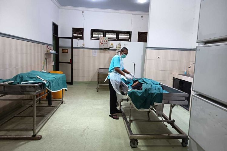 Dua korban tewas akibat kecelakaan di Kilometer 698+800 Jalur A Jalan Tol Jombang-Mojokerto (Jomo), dievakuasi ke kamar Jenazah RSUD Jombang, Jawa Timur, Jumat pagi (10/4/2026).