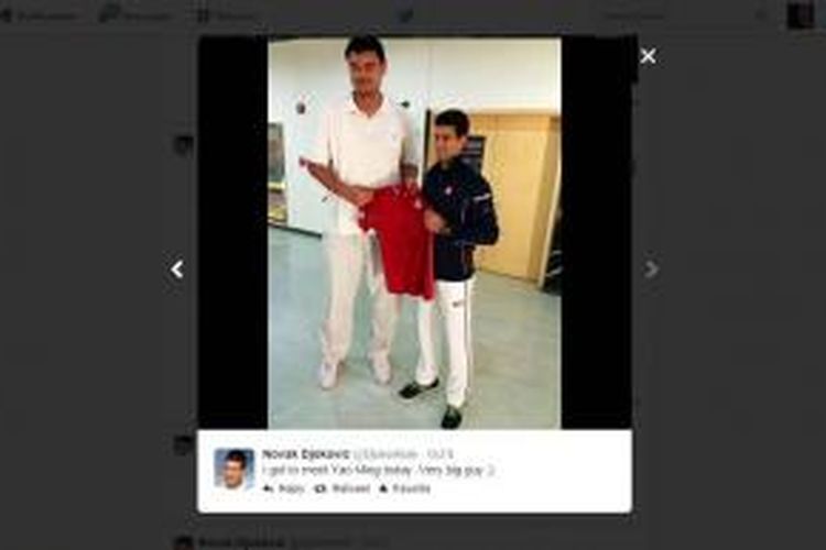 Mantan pebasket NBA, Yao Ming, foto bersama petenis Serbia, Novak Djokovic.