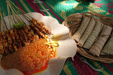 Sate Bulayak, Perpaduan Khas Bumbu Sasak dan Daun Aren