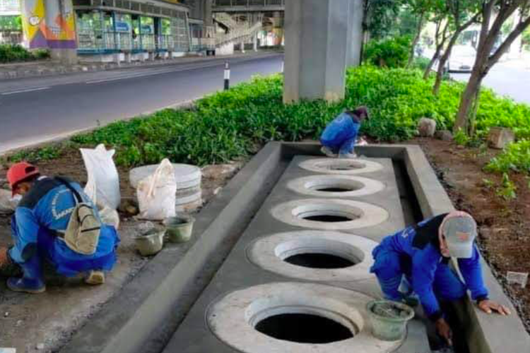 Tangkapan layar Twitter tentang sumur resapan yang dibangun dekat ting pancang infrastruktur jalan layang.