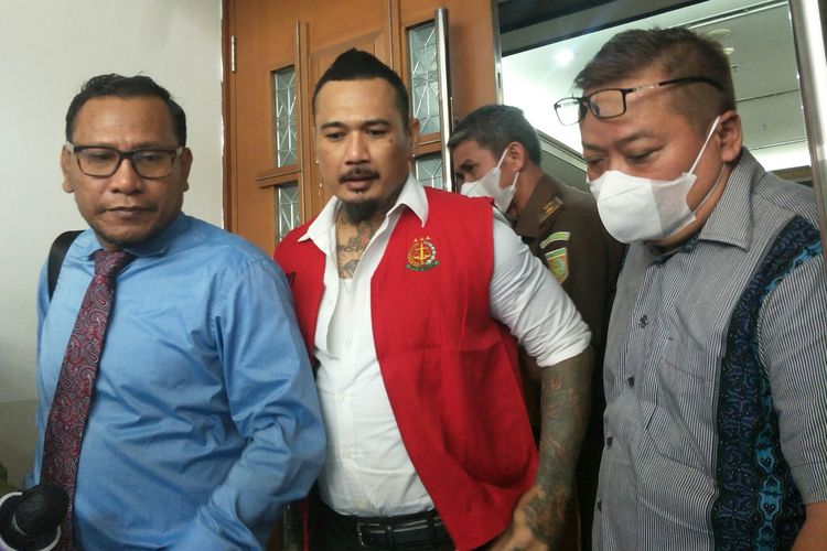 Terdakwa Jerinx (rompi merah) didampingi kuasa hukumnya Wayan Gendo (kiri) setelah sidang tuntutan ditunda di Pengadilan Negeri (PN) Jakarta Pusat, Rabu (16/2/2022).