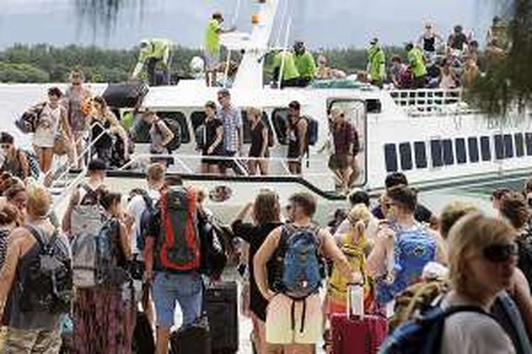Ratusan wisatawan memenuhi tempat pemberangkatan kapal cepat di Gili Trawangan, Lombok, Nusa Tenggara Barat, Kamis (4/2/2016). Jumlah wisatawan yang berkunjung ke NTB terus naik tiap tahun seiring diadakannya beragam festival, termasuk Festival Budaya Tambora 2016.