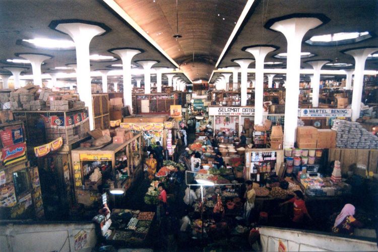 Kondisi dalam Pasar Johar Semarang (2002) terlihat sumpek. Para pedagang menyimpan dagangannya hingga di atas kiosnya. Gaya bangunan Belanda dengan tiang penyangga tinggi tersebut tampaknya telah direncanakan untuk menyiasati berkembangnya pasar. Selain memberi ruang ke atas, juga banyak fentilasi untuk mengatasi panasnya ruangan.