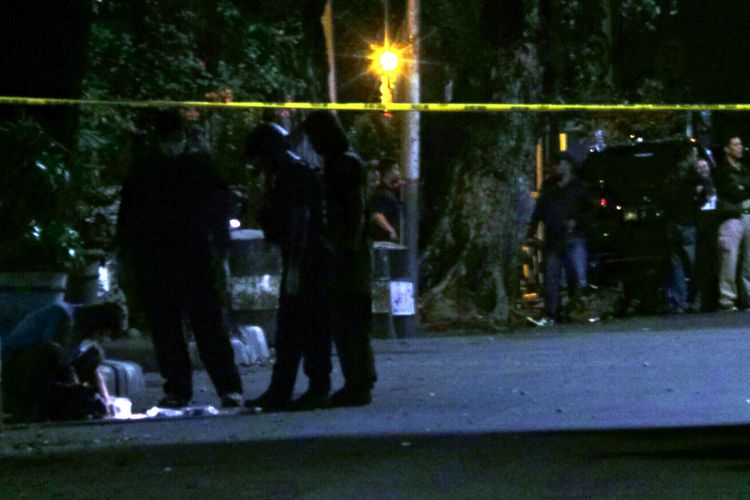 Sejumlah petugas polisi dari gegana memeriksa bekas lokasi benda yang diledakkan petugas di jalan depan Masjid Falatehan, Kebayoran Baru, Jakarta Selatan, Jumat (30/6/2017) malam. Petugas meledakan benda yang diduga terkait pelaku penyerangan polisi di masjid tersebut.