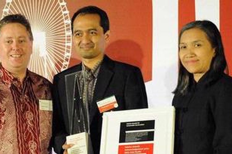 Yandi Adri Yatmo dan Paramita Atmodiwirjo, saat menerima penghargaan dari Holcim Awards 2011, Kamis (3/5/2012).