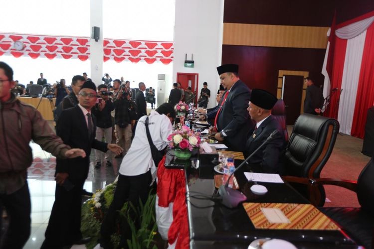 Perwakilan mahasiswa memberikan surat pakta integritas kepada pimpinan sidang saat acara pelantikan anggota DPRD Kota Bogor terpilih periode 2019-2024 di Gedung DPRD Kota Bogor, Selasa (20/8/2019).