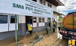 Bantu Pemulihan Pascabanjir Padang, Kementerian PU Salurkan 2 Mobil Tangki Air Bersih