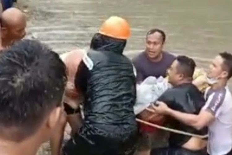 Tim Sar gabungan Basarnas, BPBD, Pramuka dan Warga mengevakuasi bocah korban hanyut terseret arus Sungai Pajalesang, Kelurahan Pajalesang, Kecamatan Wara, Kota Palopo, Minggu (07/03/2021)