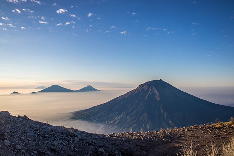 Gunung Sumbing, Merapi, Merbabu, Lawu, Andong, dan Telomoyo yang terlihat jelas dari Puncak Gunung Sindoro.