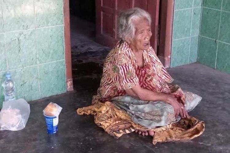 Ruchmiyati (81) atau Mbah Rukmi yang kini tinggal di teras rumah di Dusun Ringinagung, Desa Ringinpitu, Kecamatan Kedungwaru, Kabupaten Tulungagung, Selasa (15/5/2023). 