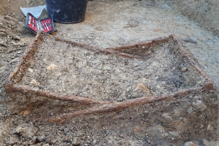 Kursi lipat yang ditemukan di pemakaman seorang perempuan dari abad pertengahan awal 