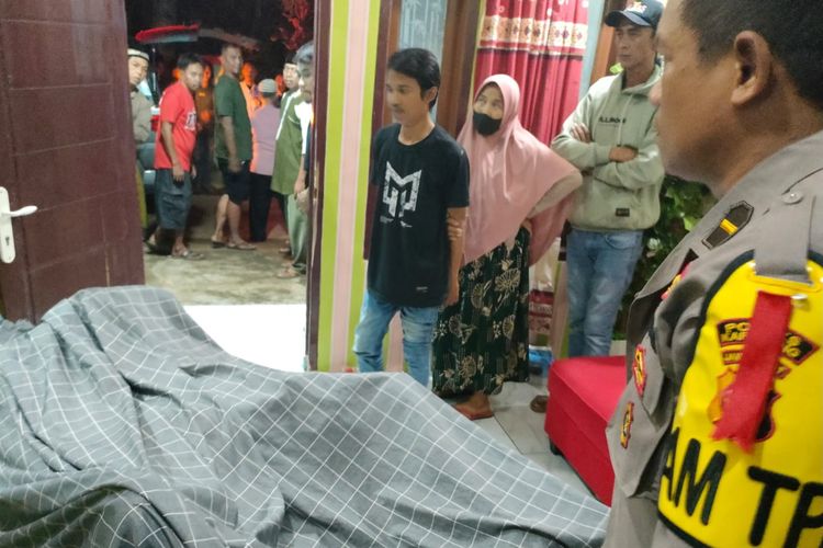 Polisi mengevakuasi jasad pria yang ditemukan tewas di rumahnya di Desa Sumurgede, Kecamatan Cilamaya Kulon, Karawang, Jawa Barat, Kamis (15/2/2024).