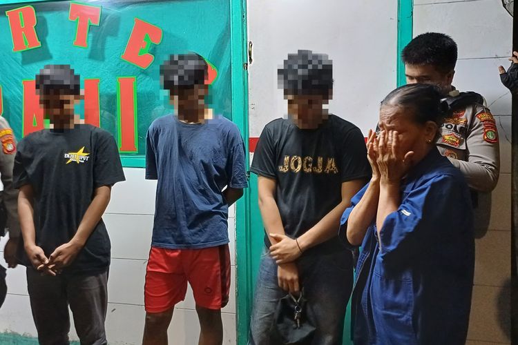 3 remaja tanggung yang diamankan polisi dan seorang nenek yang menangis ketika cucunya digiring ke Polsek Pancoran karena terbukti hendak melakukan tawuran di kawasan Kalibata, Jakarta Selatan, Sabtu (29/7/2023).