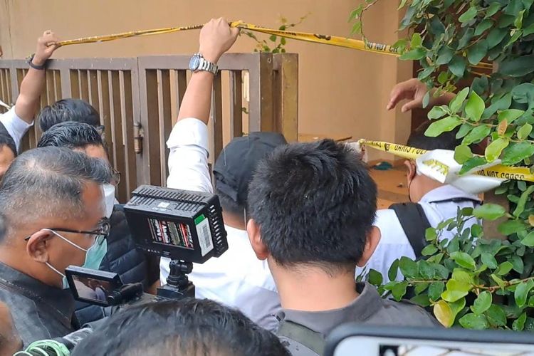 Momen Hakim Ketua kasus pembunuhan berencana Brigadir J, Wahyu Iman Santoso, masuk ke dalam rumah dinas Ferdy Sambo, Duren Tiga, Jakarta Selatan yang masih digaris polisi, Rabu (4/1/2023). 