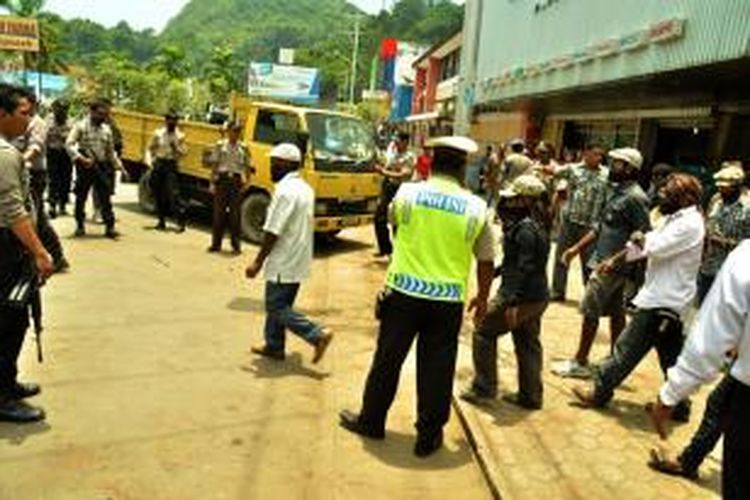 Aparat Kepolisian Resor Kota Jayapura membubarkan paksa unjuk rasa menuntut pembebasan dua jurnalis Perancis yang digelar aktivis Komite Nasional Papua Barat (KNPB) di Taman Imbi, Kota Jayapura, Senin (13/10/2014).