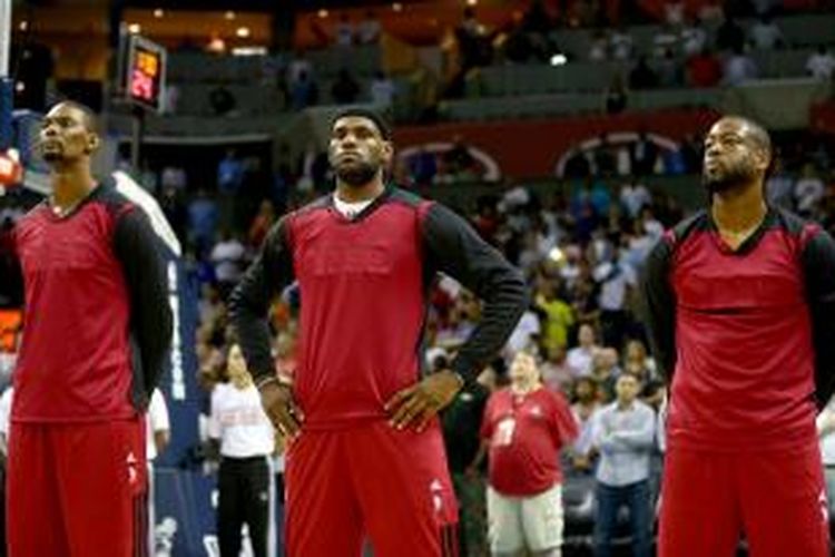 Pemain-pemain Miami Heat, (kiri-kanan) Chris Bosh, LeBron James, Dwyane Wade, berdiri sebelum pertandingan keempat babak play-off Wilayah Timur melawan Charlotte Bobcats, Senin (28/4/2014).